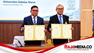 Gubernur Banten Andra Soni bersama Rektor UNS Prof. Dr. Hartono memperlihatkan MoU antara Pemprov Banten dan UNS - Biro Adpimpro Banten/RMN -