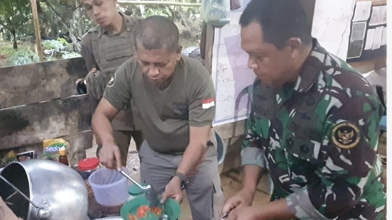 Momen ketika Farid Makruf dan Kapolda Sulteng saat itu Irjen Abdul Rakhman Baso terlibat dalam operasi terorisme di Sulteng.