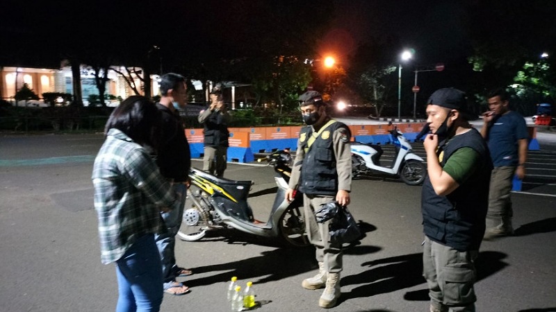 Satpol PP Kabupaten Tangerang melakukan sterilisasi minuman keras di area perkantoran Puspemkab Tangerang/Repro