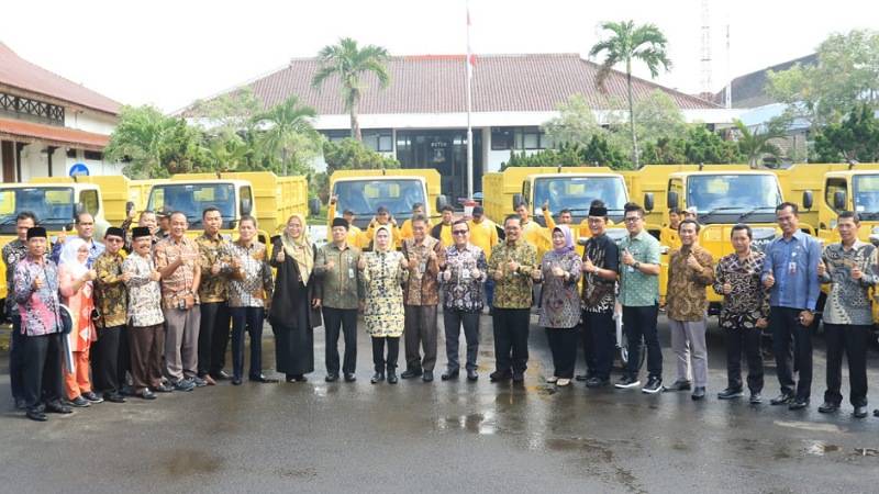 Bupati Serang Ratu Tatu Chasanah memberikan bantuan armada pengangkutan sampah ke kecamatan dan desa/Ist