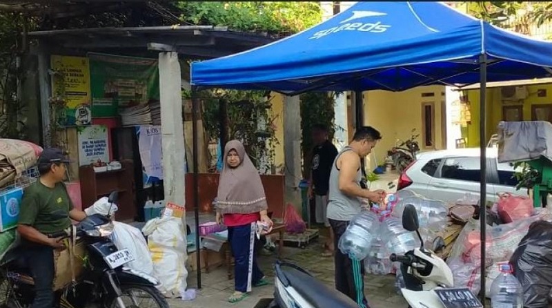 Pengeloaan sampah memanfaatkan Bank Sampah/Repro