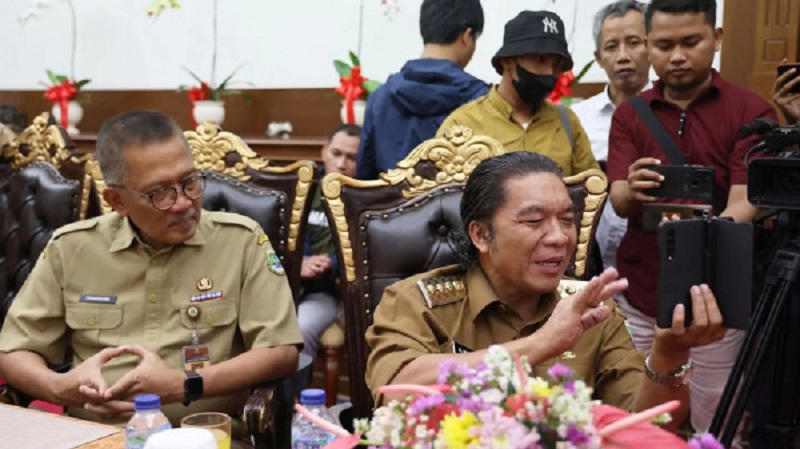 Pj Gubenur Banten Al Muktabar melakukan komunikasi Video Call dengan mahasiswa asal Banten di Turki yang dilanda gempa bumi/Repro