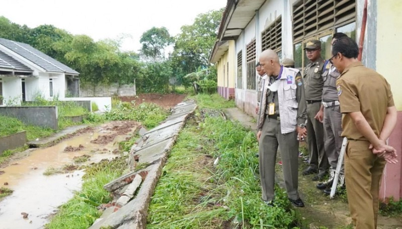 Satpol PP Kaupaten Tangerang menghentikan sementara aktivitas galian tanah yang rubuhkan pagarSekolah Dasar Negeri (SDN) Jeungjing 2/Repro