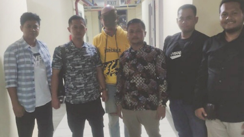 Terduga penganiayaan Lansia (berkaus kuning) dijemput polisi/Repro