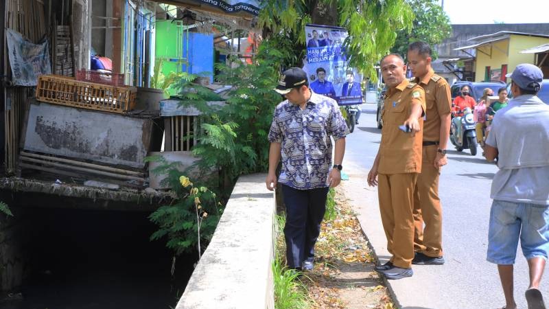 Walikota Tangerang Arief Wismansyah meninjau tempat yang sering terjadi genangan ketika hujan di wilayah Kunciran/Repro