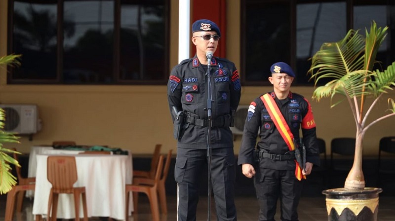 Wadansat Brimob Polda Banten AKBP Hadi Saepul Rahman meinpin Apel gealr pasukan persiapan pengaman mudik. (Bidhumas)