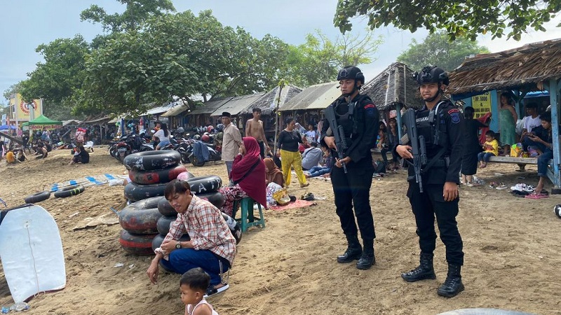 Satuan Brimob Polda Banten melakukan patroli di kawasan Pantai Anyer. (Foto: Bidhumas)