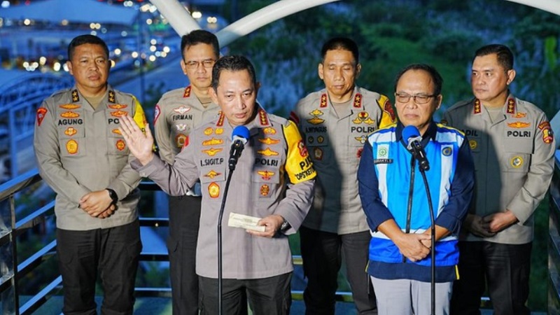 Kapolri Jenderal Listyo Sigit Prabowo saat jumpa pers di Kantor Jasa Marga KM 70 Cikampek, Selasa (25/4). (Foto: Dok Humas Polri)