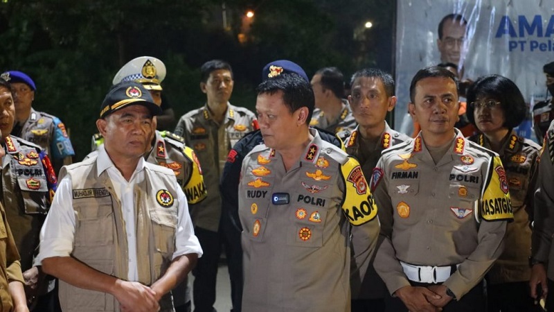 Menko PMK didampingi Kapolda Banten Irjen Pol Rudy Heriyanto mengecek arus mudik di Pelabuhan Pelindo II Ciwandan. (Foto: Bidhumas)