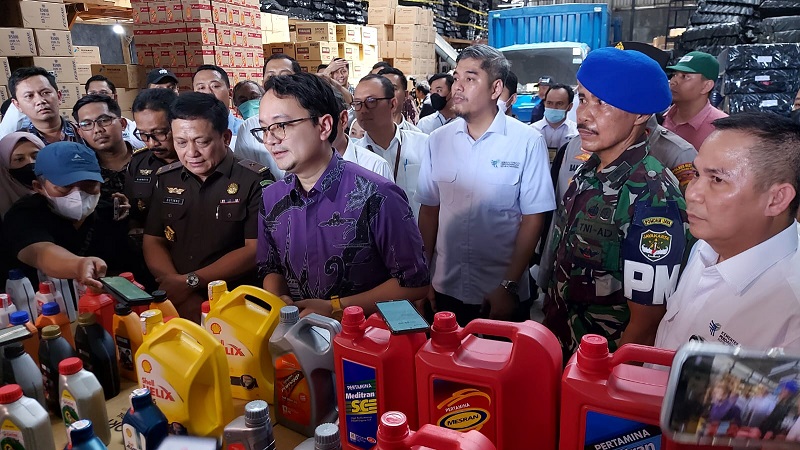 Wakil Menteri Perdagangan (Wamendag), Jerry Sambuaga, saat melakukan konferensi pers terkait temuan oli palsu di wilayah Tangerang, Senin (17/4). (Foto: FIN)