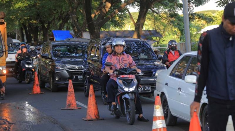 Walikota Tangerang Arief R. Wismansyah naik motor 'ngabuburit' sembari meninjau perbaikan jalan rusak. (Foto: Dok. Pemkot).