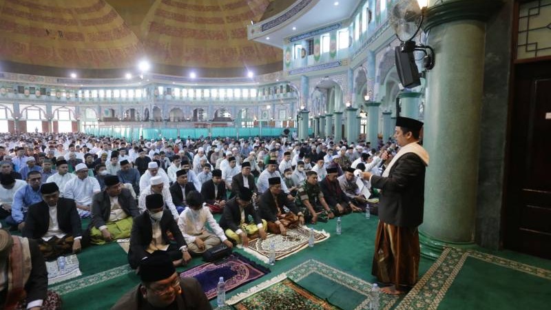 Walikota Tangerang Arief Wismansyah melaksanakan salat Idulfitri di Masjid Raya Al-Azhom Kota Tangerang. (Foto: Pemkot)