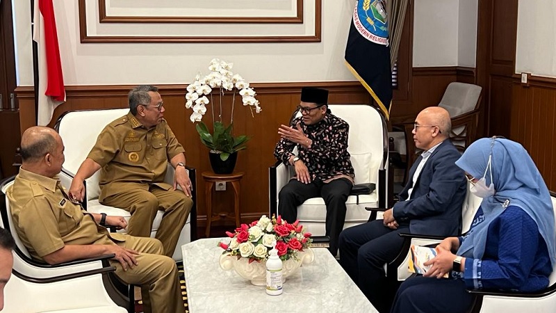 Rektor UIN Jakarta  Asep Saepudin bekunjung ke Walikota Tangsel Benyamin Davnie di kantornya. (Foto: Dok UIN Jakarta)