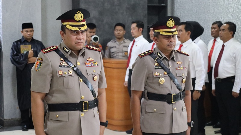 Sertijab Dirreskrimum Polda Banten dari Kombes Pol Ade Rahmat Idnal kepada AKBP Yudhis Wibisana. (Foto: Bidhumas)