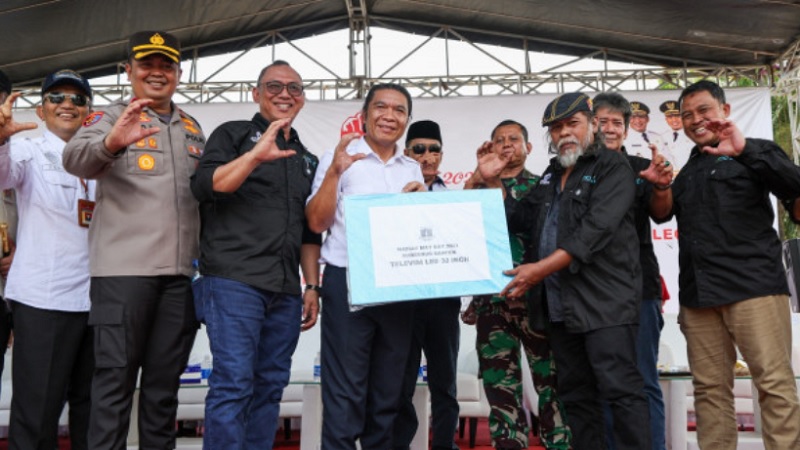 Pj Gubernur Banten Al Muktabar  menghadiri Peringatan Hari Buruh Internasional 1 Mei 2023 di Halaman Kantor Walikota Cilegon, Kota Cilegon, Senin (1/5). (Foto: Dok Pemprov)