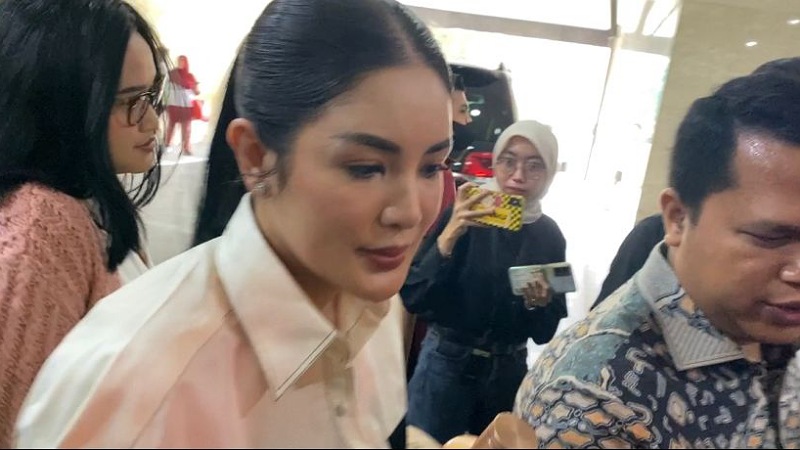 Penyanyi Nindy Ayunda mendatangi Bareskrim untuk memenuhi panggilan penyidik terkait kasus dugaan senpi ilegal kekasihnya Dito Mahendra. (Foto: Disway)