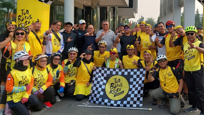 Walikota Tangerang Selatan Benyamin Davnie berpose dengan peserta Cycling Challenge TBK di Balaikota Tangsel. (Foto: Istimewa)