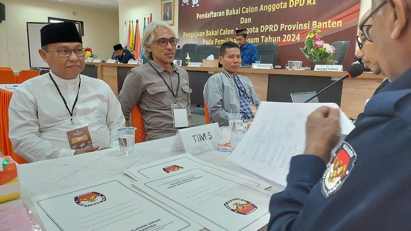 Mantan anggota DPRD Provinsi Banten, Miftahudin  (paling kri) mendaftakan diri menjadi bakal calon anggota DPD RI, ke KPU Banten.  -