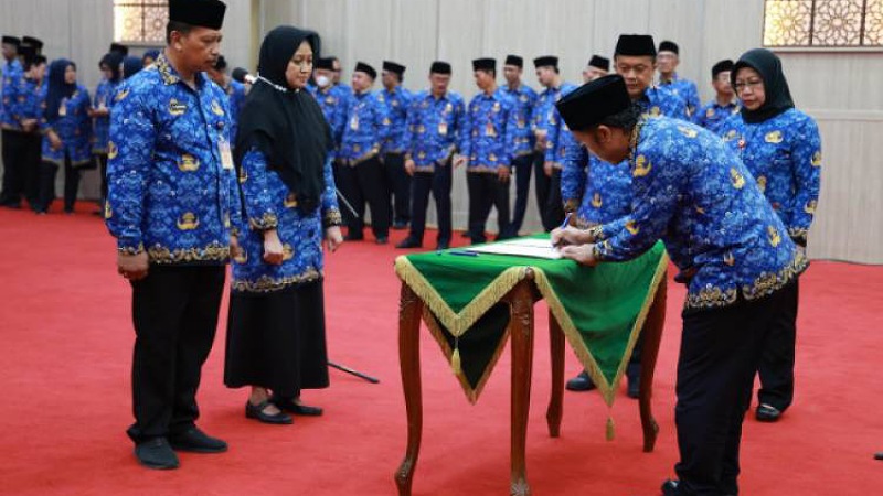 Pj Gubernur Banten saat mengukuhkan dan melantik 478 pejabat dilingkungan Pemprov Banten. (Foto: Dok Pemprov)