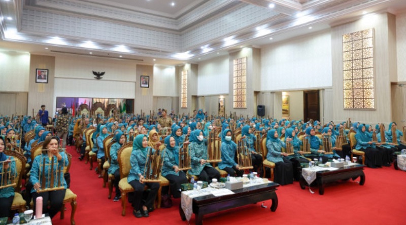 TP PKK Provinsi Banten menggelar latihan angklung dalam rangka menciptakan rekor dunia. (Foto: Pemprov)