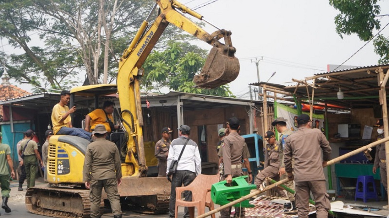 Penertiban PKL dan tempat usaha di Sepatan Kabupaten Tangerang yang memakan bahu jalan. (Foto: Dok Pemkab)