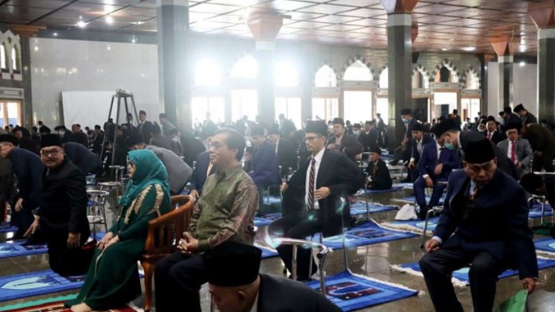 Robin Simanullang (berbaju batik) di saf terdepan jamaah salat Idulfitri di Pesantren Al-Zaytun. (Foto: Disway)