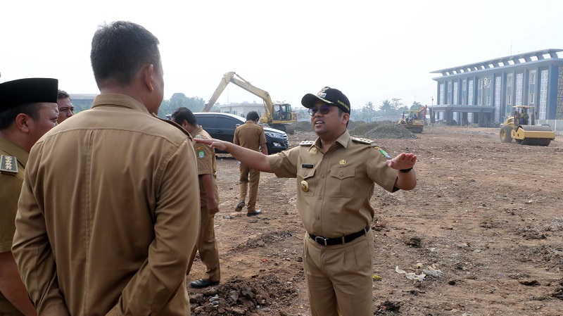 Walikota Tangerang Arief Wismanyah saat meninjau progres pembangunan jalan asrama Haji. (Foto: Dok Pemkot)