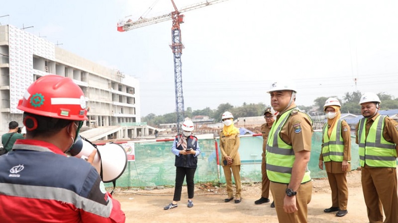 Bupati Tangerang Ahamad Zaki Iskandar saat meninjau pembangunan RSUD Tigaraksa. (Foto: Dok Pemkab)