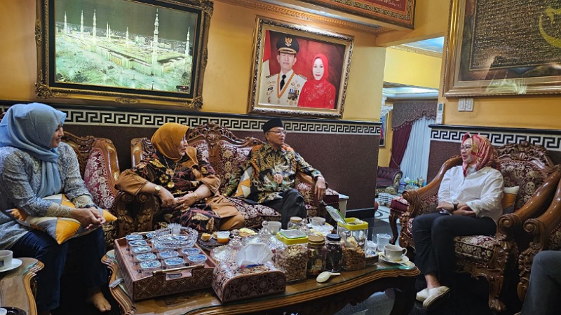 Bakal calon Gubernur Banten dari Partai Golkar Airin Rachmi Diany bersilaturahmi dengan mantan Bupati Serang Ahmad Taufik Nuriman (ATN). (Foto: Istimewa)