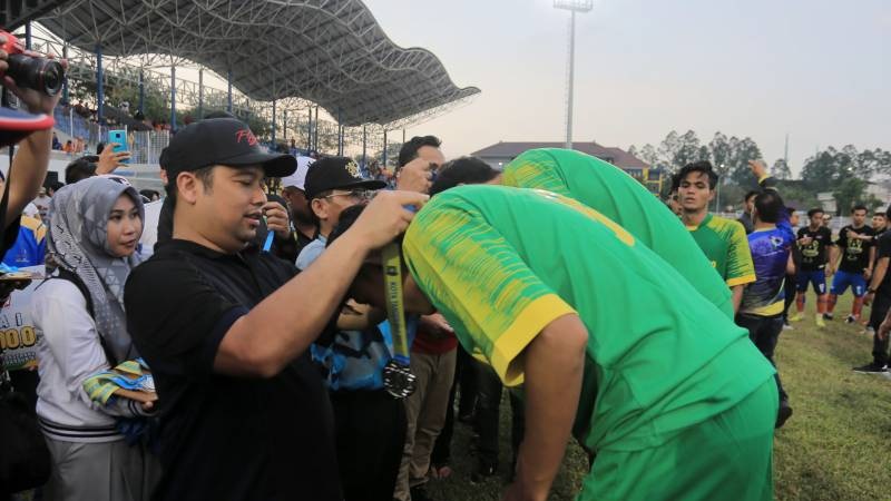 Walikota Tangerang Arief Wismansyah mengalungkan medali kepada pemenangan Liga Tarkam Kota Tangerang 2023. (Foto: Dok Pemkot)