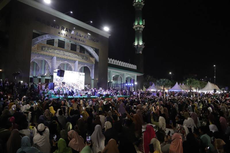 Gus Miftah saat mengisi Harlah Fayatat NU Kota Tangerang ke-73 tahun. (Foto: Dok Pemkot)