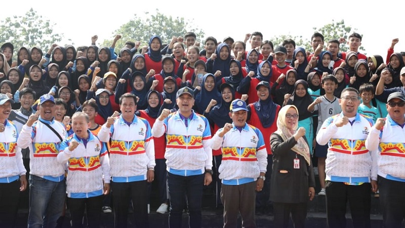 Bupati Tangerang Ahmed Zaki Iskandar berfoto dengan peserta invitasi olahraga tradisional. (Foto: Dok Pemkab)