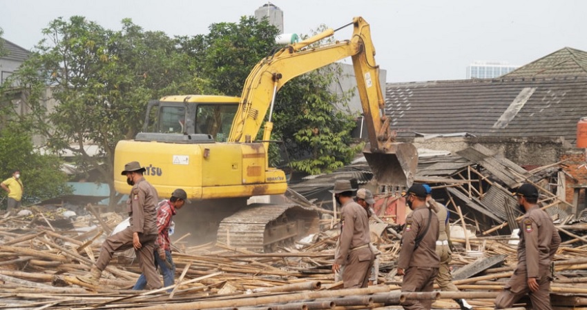 Satpo PP Kabupaten Tangerang menertiban bangunan liar di wilayah Pasar Pisang Kelurahan Bencongan, Kelapa Dua. (Foto: Dok Pemkab)