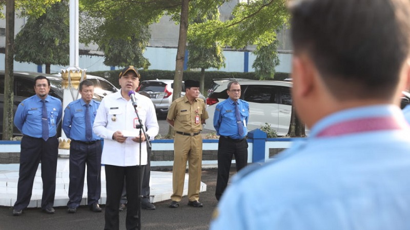 Bupati Tangerang Ahmed Zaki Iskandar saat memimpin Apel di Perumdam TKR. (Foto: Do Pemkab)