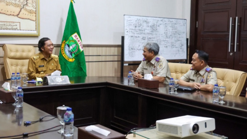 Pj Gubernur Banten Al Muktabar menerima kunjungan silaturahmi Kepala Kanwil ATR/BPN Banten yang baru Sudaryato. (Foto.: Dok Pemprov)