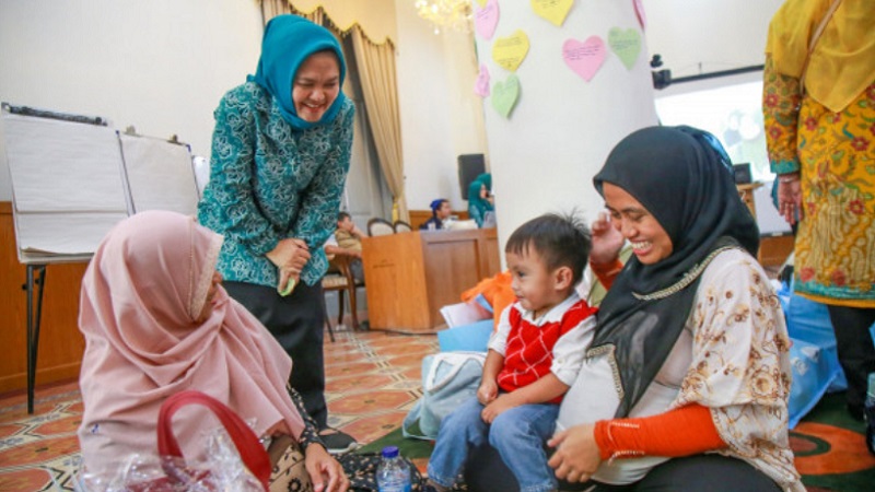 Ketua  (TP PKK) Provinsi Banten Tine Al Muktabar di acara   Bakti Sosial "Banten Bersatu Menangani Stunting". (Foto: Dok Pemprov)