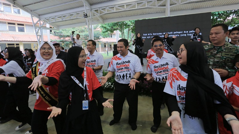 Walikota Tangerang Arief R Wismansyah dan Wakilnya Sachrudin berbagi keceriaan dengan anak-anak pada peringatan HAN. (Foto: DokbPemkot)