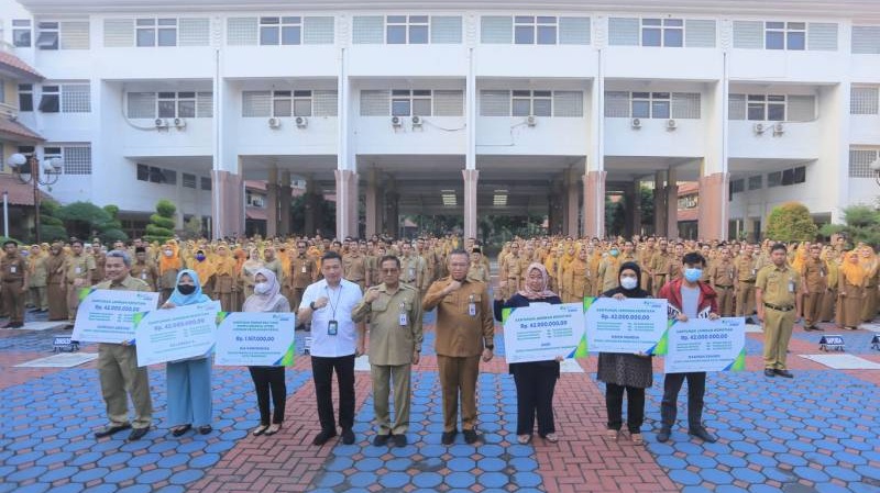 Penyerahan santunan kematian dan kecelakaan kerja pegawai Pemkot Tangerang. (Foto: Dok Pemkot)