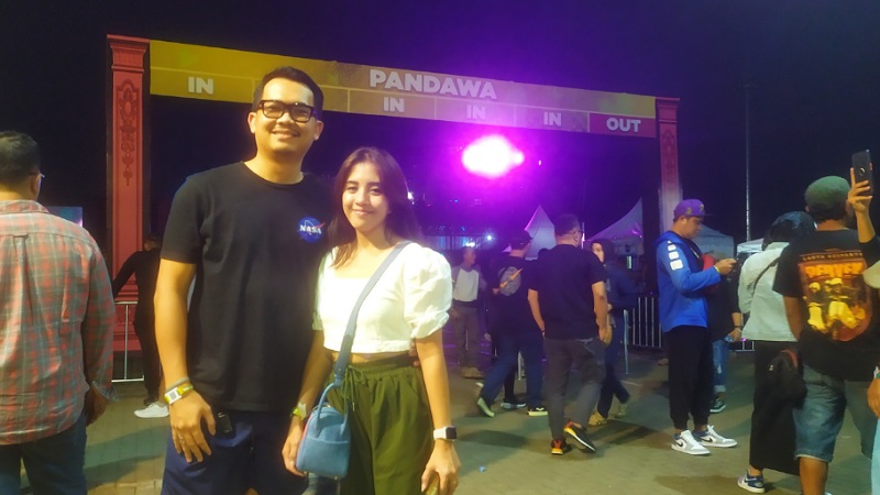 Penonton konser Musikus Cinta Dewa 19 di Uptown Park, Summarecon Mall Serpong, Kelapa Dua, Kabupaten Tangerang, pada Minggu (2/7). (Foto: Lani)