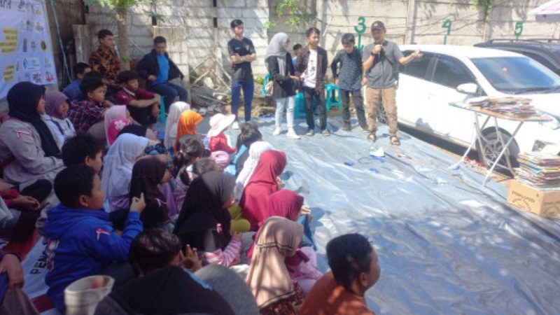 Wisata anak yatim dan dhuafa membaca bersama di Pantai Pulau Merak Kecil, Kota Cilegon, Minggu (9/7). (Dok Pemprov)