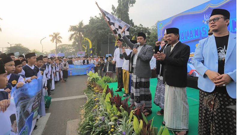 Walikota Tangerang Arief R Wismansyah melepas ribuan warga jalan santai sarungan. (Foto: Dok Pemkot)