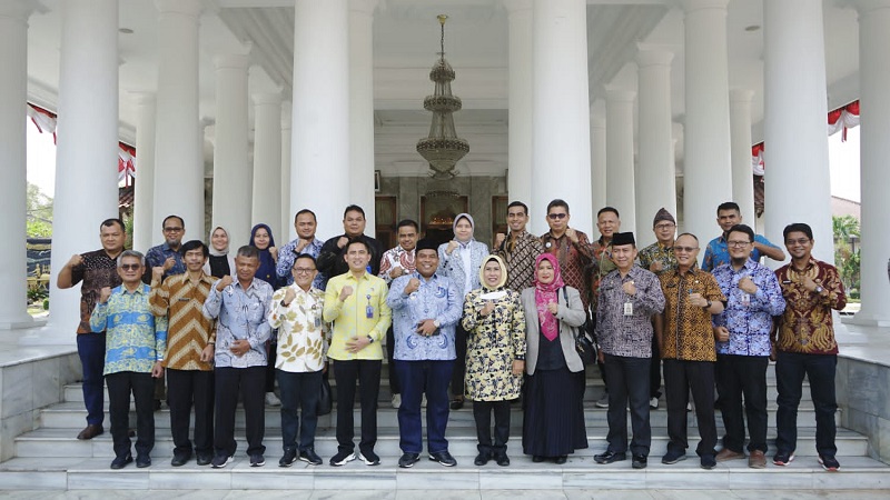 Bupati Serang Ratu Tatu Chasanah berfoto bersama Bupati Padang Pariaman Suhatri Bur dan jajaran dalam studi tiru. (Foto: Dok Pemkab)