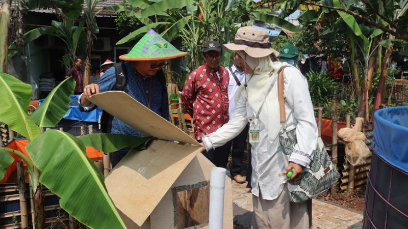 Tim verifikasi dari KLHK meninjau RW 05 Desa Pete Kabupaten Tangerang yang mewakili Provinsi Banten di ajang Proklim nasjonal. (Foto: Repro)