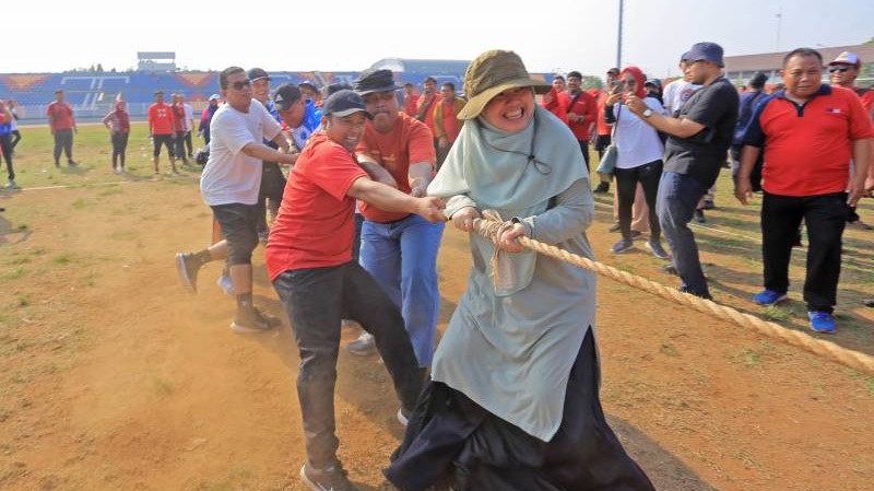 Walikota Tangerang Arief Wismanyah antusias mengikuti perlombaan Agustusan HUT RI ke-78. (Foto: Dok Pemkot)