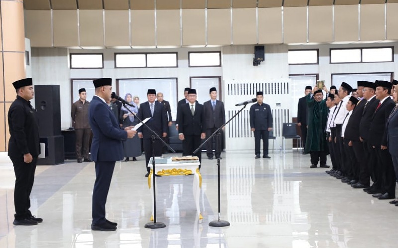 Bupati Tangerang Ahmed Zaki Iskandar melantik empat kepala dinas, satu kepala satpol PP sera ratusan PNS jabatan fungsional. (Foto: Repro)