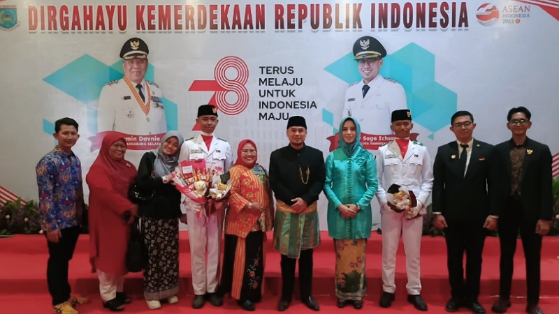 Anggota Paskibraka Tangsel, Bagus Kuncoro dan Sultan Fahmi siswa MA Soebono Mantofani berfoto bersama Wakil Wali Kota Tangsel, Pilar Saga Ichsan. Foto: IST