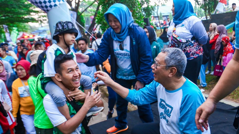 Walikota Tangsel Benyamin Davnie saat melepas peserta Road to Tangsel Marathon. (Foto: Dok Pemkot)