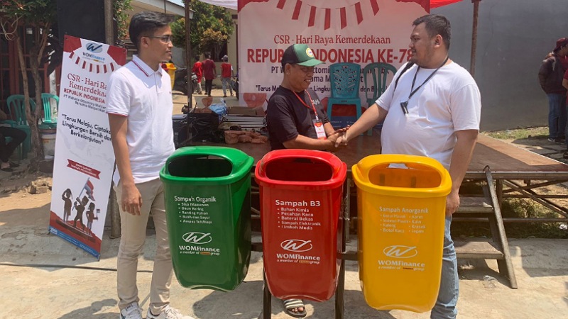 Pemberian bak sampah dari WOM Finance Kantor Cabang Ciputat ke masyarakat. Foto: IST