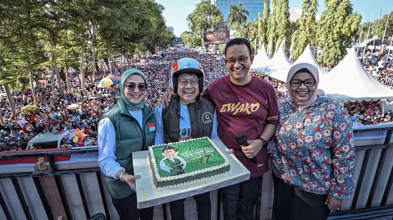 Bacawapres yang juga Ketum PKB Muhaimin Iskandar mendapat kado istimewa Helm dan Jaket Vespa dari Bacapres Anies Baswedan. (Foto: Twitter @aniesbaswedan)