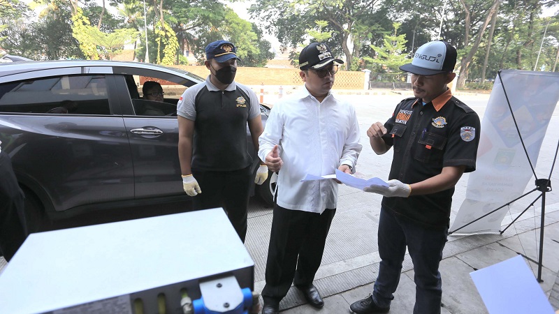 Walikota Tangerang Arief Wismansyah memantau uji emisi dalam rangka menjaga kualitas udara di Kota Tangerang. (Foto: Dok Pemkot)